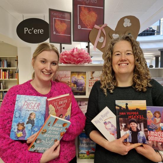 Nikoline og Rikke står med anbefalede bøger i favnen