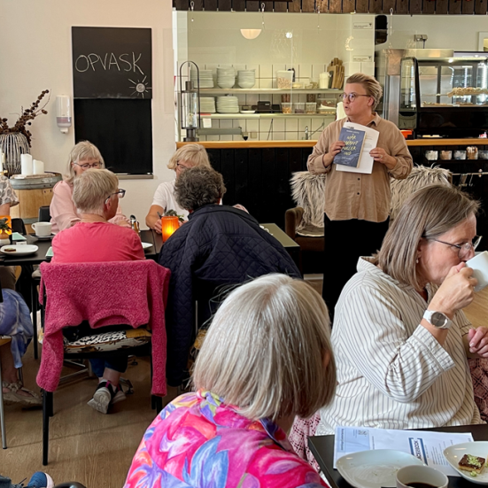 Bibliotekar Kirstine Grøngaard anbefaler bøger gæsterne på Cafe Kox i Brønderslev.