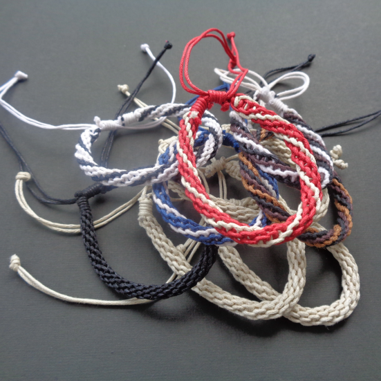 Foto af en bunke armbånd lavet med teknikken kumihino