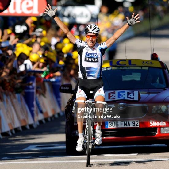 Nicki Sørensen kører over mållinjen ved sin etapesejr i Tour de France 2009