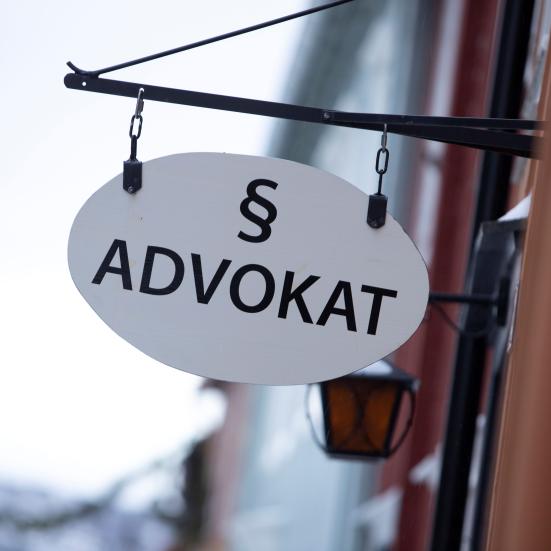 Et skilt hvor på der står ordet advokat