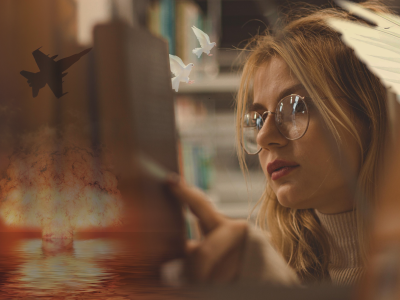 Portræt af kvinde med briller, set gennem en bogreol. Hun har fingeren på en af bøgerne på hylden. Overeksponeret ses et jagerfly og en atomsprængning med paddehattesky. Ud af bogryggen flyver to hvide duer. 