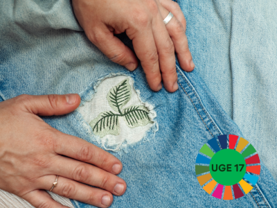 En broderet blomst der dækker et hul i et par cowboybukser