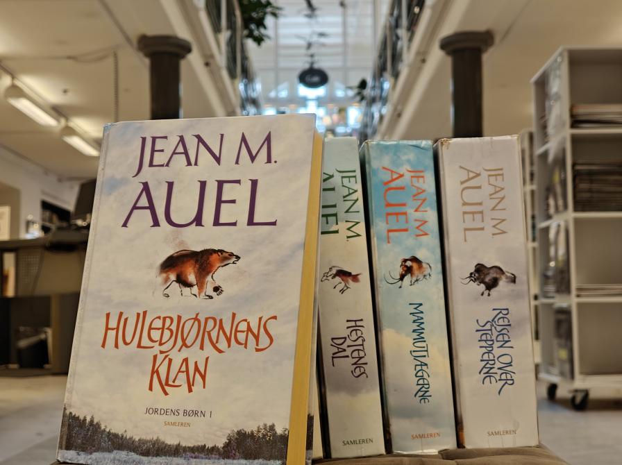 Et udvalg af Jean M. Auels bøger i serien om "Jordens børn" står opstillet midt i Brønderslev Biblioteks store udlån.