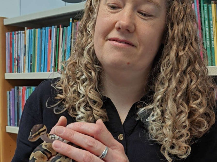 Kulturformidler Rikke Ejlertsen med kongepythonen Serafine.