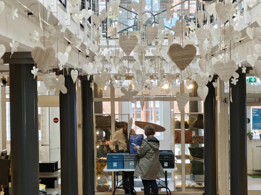 Papirklip hænger i loftet på Brønderslev Bibliotek.